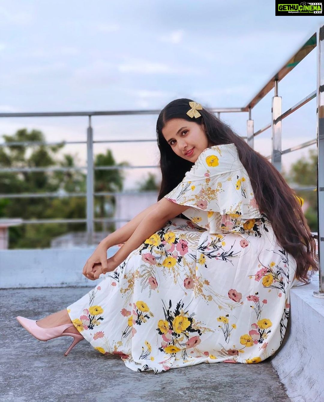 Nanditha Jennifer Instagram - “Beauty is all about being confident about yourself.”💛🤍🧿 . Wearing @feedingwears_kaazham . . #cute #love #beautiful #blessed #actress #jenniferr252 #longhair #collaboration #instagram #instadaily #instafashion #feedingwear #sky #likesforlike #gratitude