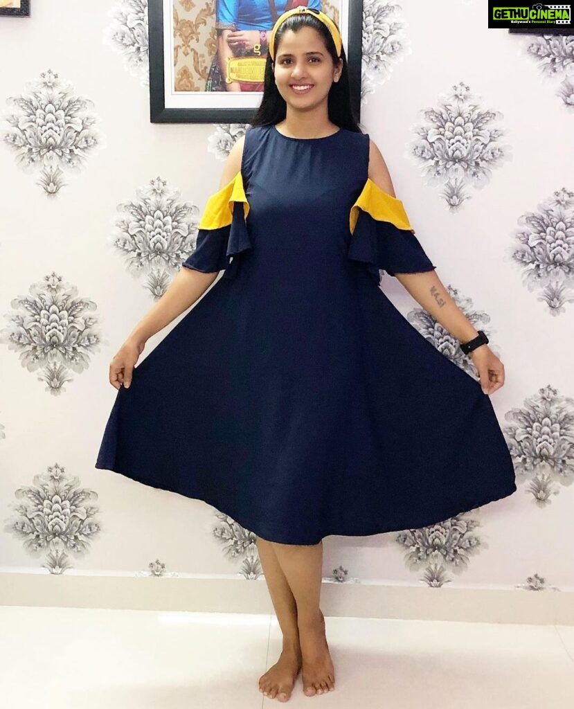 Nanditha Jennifer Instagram - “ I like clothes that are easy to wear. I like to be comfortable and confident.”😊🧿💙💛 . Thank you @padmasiniboutique for sending me this 👗 . . #dress #comfort #confidence #love #beautiful #longhair #hairband #loveyourself #collaboration #actress #jenniferr252 #celebrity #cinema #tamil #instagram #instafashion #instagood #likesforlike #vijaytv #colorstvtamil