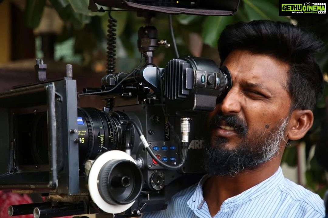 Nanditha Jennifer Instagram - No caption needed kasi sir. This pic speaks everything😍🎥 . Thank you Jesus 🙏🏻 . . #love #talentedperson #blessed #camera #cinema #kasicinematographer6 #workmode #instagram #instagood #thankyou #jesus #shooting #license #movie #tamil #arrialexa