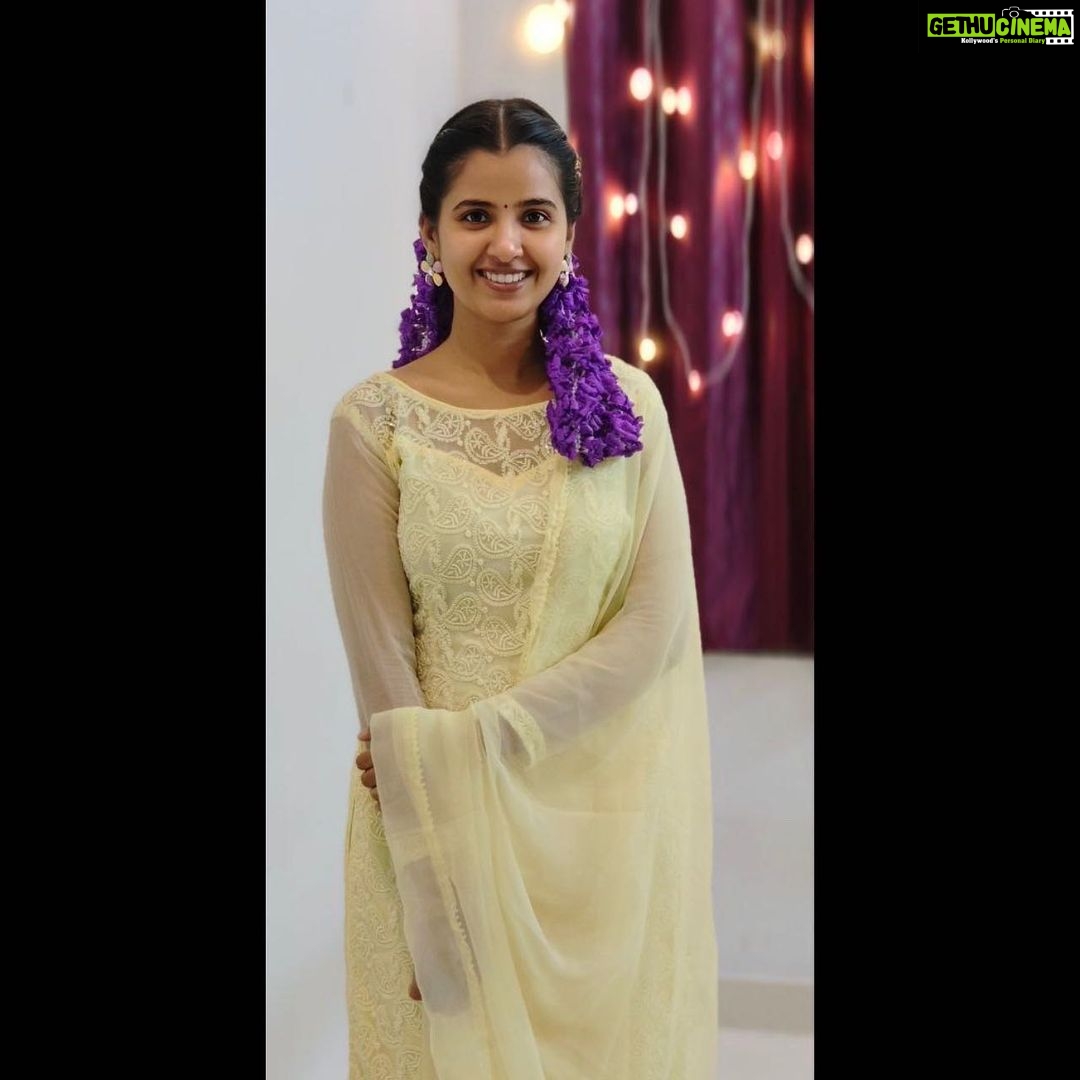 Nanditha Jennifer Instagram - “Be the energy you want to attract😊 . . . #blessed #thankful #smile #decemberflowers #lover #simplelook #actress #jenniferr252 #nothing #is #impossible #with #god #thankyou #jesus #instagram #instalike #insdaily #cute #pretty #likesforlike
