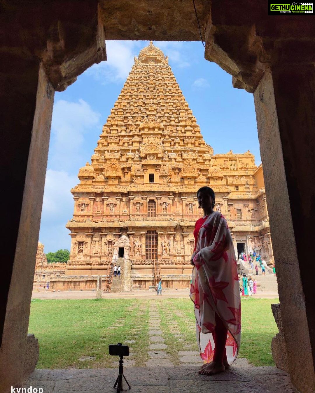 Nanditha Jennifer Instagram - Good morning Thanjai πππ»β₯οΈ . PC : @kvndop . #thanjaiperiyakovil #tanjiro #beautiful #love #instagram #instagood #instapic #red #smile #actress #jenniferr252 #gratitude #goodvibes #likesforlike #salwar #cholas #picoftheday