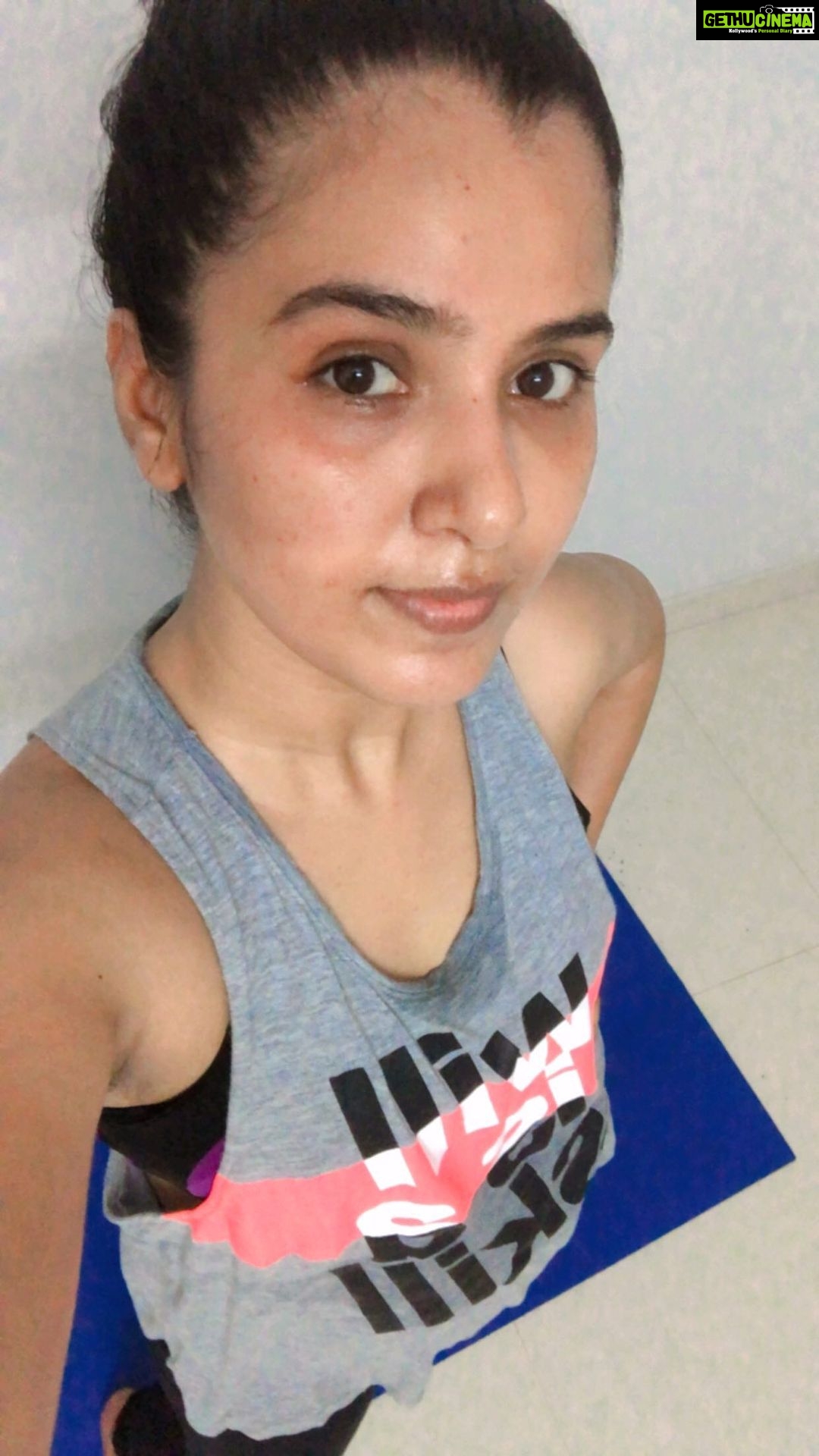 Nanditha Jennifer Instagram - I know itβs not that perfect im doing this. but trying to give my bestππ». Soon I will πͺπ» Thank you @fortitude_fitness_studio for motivating me π