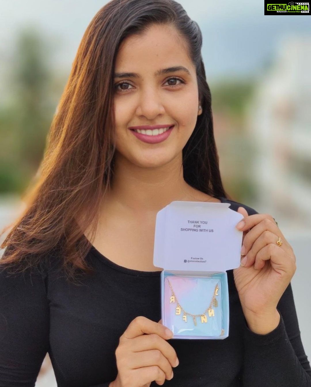 Nanditha Jennifer Instagram - π€π§Ώπ€ Thank you @anscollection7 for this lovely alphabet necklace πβ₯οΈ . . . #necklace #alphabet #beautiful #lovely #instagram #instadaily #instagood #cute #collaboration #actress #jenniferr252 #customised #smile