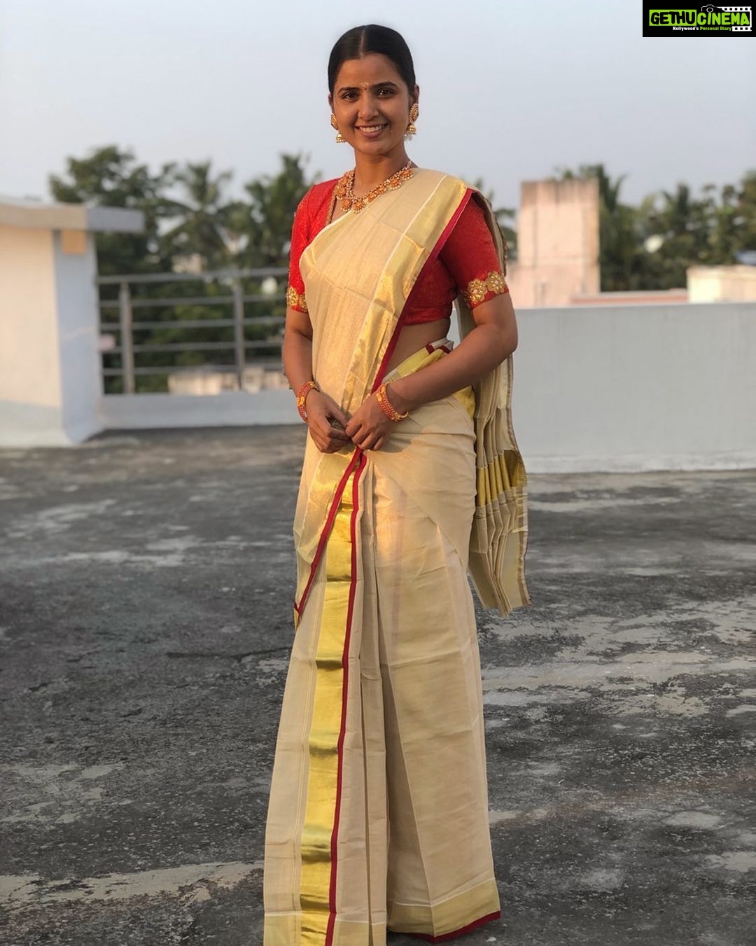 Nanditha Jennifer Instagram - May this Onam fill your life and home with new positive energies and lots of happiness. Here's wishing you all a happy Onam. 🌾🌼🌸🌺 . . #onam #festival #beautiful #saree #instagram #instagood #actress #jenniferr252