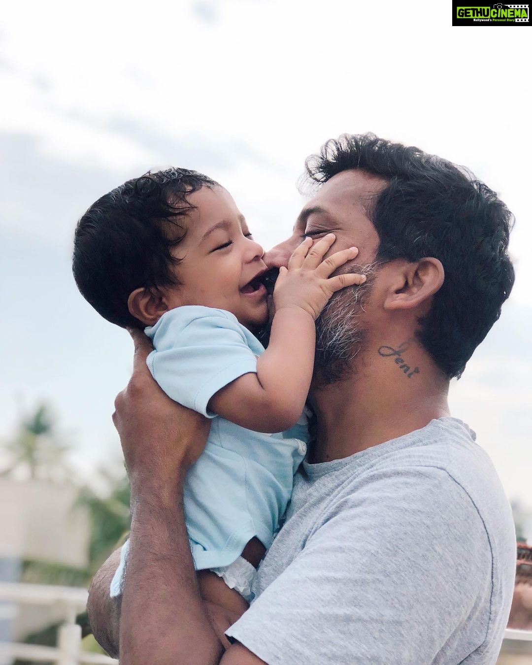 Nanditha Jennifer Instagram - A baby’s smile is an antidote to melt your day’s stress away.😍🧿♥️ . Thank you Jesus 🙏🏻 . @kvndop @ghayaan_23 . #dadandson #love #blessed #thankful #cute #smlie #happiness #babyboy #instagram #instagood #thnakyou #jesus #kasicinematographer6 #ghayaan23