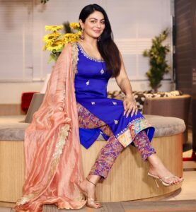 Neeru Bajwa Instagram - EJDK…. CHAL JINDIYE 🕊️💕 Apil 7,2023 in a theatre near you🌹 Wearing my fav @aliwarofficial Jewelry @theurbanglitter 📸 @itskrajofficial