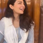 Neeru Bajwa Instagram – Fell in love with this song again… so you know ek #reel tha bandi ah☺️ and main van ch wait kardi kardi bore hogayi so a burst of song n dance was needed🌹