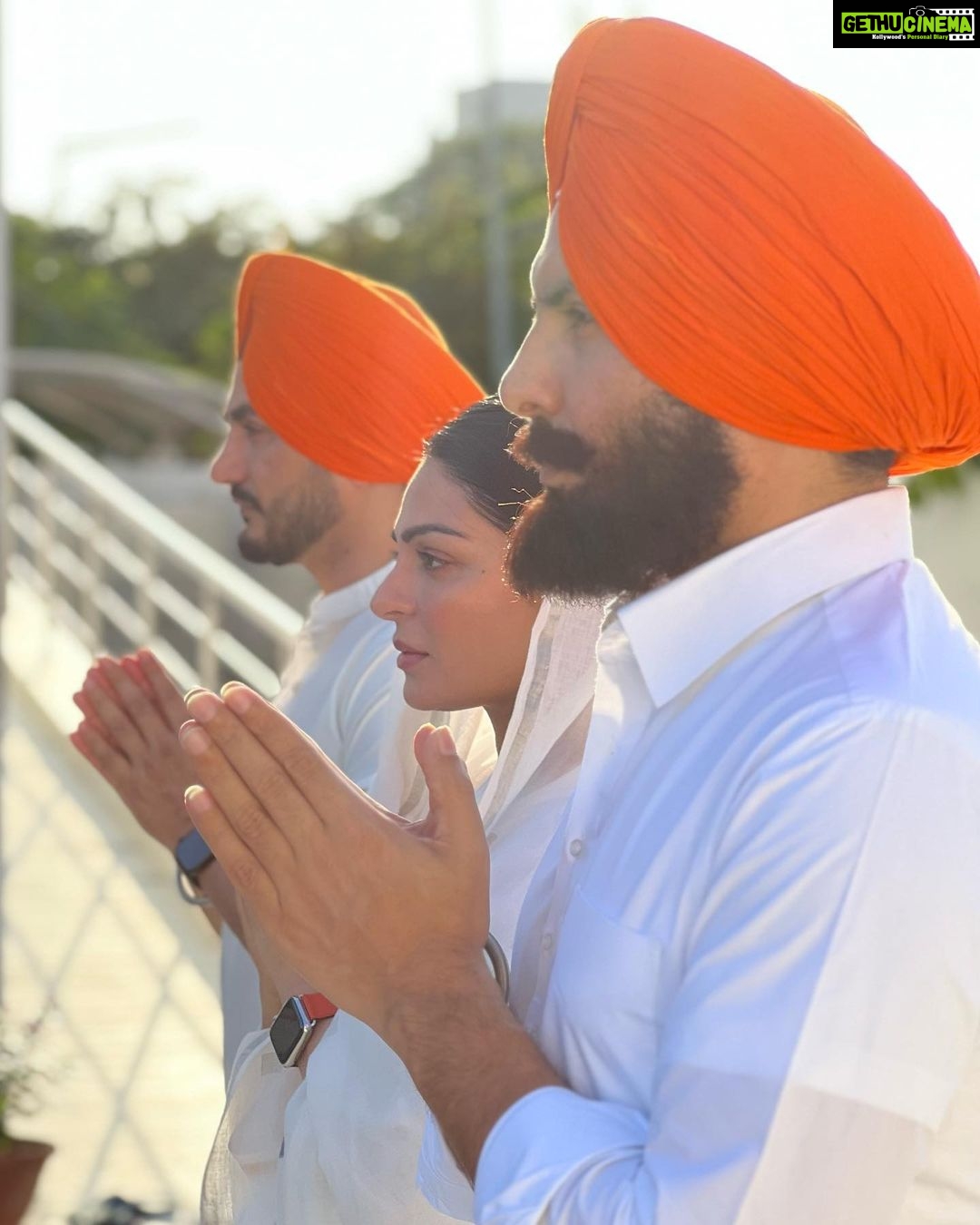 Neeru Bajwa Instagram - Chal Jindiye team #waheguruji te #audiences da ππΌππΌππΌππΌππΌ Sachi jiwe @jagdeepsinghwarring ne keha #eh punjabian di film haiβ sanu hosla dita ke asi hor mehnat kariye te vadia cinema banayi ehπ #overwhelmed with so much love for #chaljindiye @ghuggigurpreet @kulwinderbilla @officialjassbajwa @aditidevsharma @jagdeepsinghwarring @udaypratapofficial @officialrupinder_rupi @thite_santosh @harrykahlon19 @munishomjee