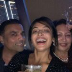 Neeru Bajwa Instagram - The love bug has hit me… woke up the sun is shining! Happy ❤️ day to my loves. ❤️ @vanmysteryman05 @bajwasabrina @gchahal @rubina.bajwa #aanaya #aalia #aakira @surinderbajwa1 @dainy56 @bobaulik56 @alyssa.aulik #tristan ❤️ @sanj_j #braden #jorden #mommaj ❤️❤️❤️