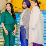 Neeru Bajwa Instagram - Delicacy has it’s own flow..Etiquettes has it’s own ease..𝐊𝐨𝐬𝐡𝐢𝐬𝐡 𝐓𝐚’𝐧 𝐊𝐚𝐫𝐢𝐲𝐞 ਕੋਸ਼ਿਸ਼ ਤਾਂ ਕਰੀਏ.. @vijaycam @neerubajwa @wamiqagabbi @thite_santosh @harinderkour5 @sunnyrajusa @Omjeegroupofficial @beatministerofficial @sameercharegaonkar @itskrajofficial @timesmusichub @youtubeindia @spotifyindia #koshishtankariye Gratitude for #𝐊𝐚𝐥𝐢𝐉𝐨𝐭𝐭𝐚💞ਕਲੀ~ਜੋਟਾ #satindersartaaj