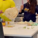 Neeru Bajwa Instagram - #chaljindiye celebration!!!! Harry’s famous punjabi style pizza!!!! Thank you sareya da ehna pyaar deyn layi…. 🙏🏼🙏🏼🙏🏼🙏🏼🙏🏼🙏🏼🙏🏼🙏🏼🙏🏼🙏🏼🙏🏼 #team aaj toronto ch surprise theatre kar rahe ne!