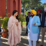 Neeru Bajwa Instagram - Great and productive meeting with our very own CM of Punjab, @bhagwantmann1 ji. Cinema is a great medium to address any issue,and as discussed will work hard on bringing awareness to #savethegirlchild #drugs and many more important issues of Punjab 🙏🏼 Thank you Sir for all your hard work. @aliwarofficial @theurbanglitter