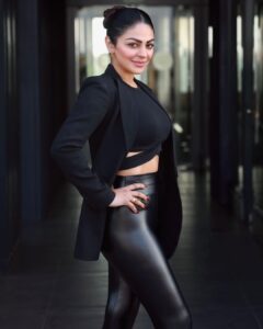 Neeru Bajwa Instagram - ❤️ swipe for a surprise @wamiqagabbi 😘😘 

Wearing @b.byneeru 
Go to @b.byneeru page for exclusive sales!everything is half off for a very limited time. 

Hair @hairbyramaartist 📸 @itskrajofficial