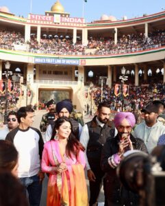 Neeru Bajwa Instagram - Happy Republic Day 🙏🏼 

Thank you BSF 🙏🏼 

@satindersartaaj #kalijotta 
Wearing @aliwarofficial 💕