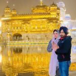 Neeru Bajwa Instagram - ਉਸ ਦਰਬਾਰ ਦੇ ਸਤਿਕਾਰ ਨੂੰ, ਸਜਦਾ-ਏ-ਪਰਵਰਦਿਗਾਰ ਨੂੰ ! ਮਨ ਸਹਿਕਦਾ ਹੋਵੇ ; ਜੇ ਆ ਕੇ ਮਹਿਕਦਾ ਹੋਵੇ ; ਤਾਂ ਸਮਝੋ ਜ਼ਿੰਦਗੀ ਹਾਲੇ ਵੀ ਸੱਚੇ ਮਹਿਰਮਾ ਦੀ ਮੁੰਤਜ਼ਿਰ ਕੁੱਛ ਗਾ ਰਹੀ ਏ ! ਇਲਾਹੀ ਵਜਦ ਦੇ ਪੈਂਡੇ ਇਬਾਦਤ ਨਾਲ਼ ਸਰ ਕਰੀਏ ! ਜੇ ਭਾਗਾਂ ਨਾਲ਼ ਆਏ ਆਂ ਤਾਂ ਕਿਉਂ ਨਾ ਅੰਮ੍ਰਿਤਸਰ ਕਰੀਏ ! ਲਾਸਾਨੀ ਏ, ਨੂਰਾਨੀ ਏ, ਅਲੌਕਿਕ ਏ ਹੱਕ਼ਾਨੀ ਏ ! ਕਿਸੇ ਵਿਸਮਾਦ ਦੀ ਰੰਗਤ ਅੰਬਰ ਤੋਂ ਆ ਰਹੀ ਏ ! ਖ਼ੁਮਾਰੀ ਛਾ ਰਹੀ ਏ, ਸ਼ਬਦ ਵਰਸਾ ਰਹੀ ਏ !! 🙏🏻- ਸਤਿੰਦਰ ਸਰਤਾਜ #goldentemple #SriDarbarSahib #amritsar #blessings
