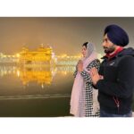Neeru Bajwa Instagram - ਉਸ ਦਰਬਾਰ ਦੇ ਸਤਿਕਾਰ ਨੂੰ, ਸਜਦਾ-ਏ-ਪਰਵਰਦਿਗਾਰ ਨੂੰ ! ਮਨ ਸਹਿਕਦਾ ਹੋਵੇ ; ਜੇ ਆ ਕੇ ਮਹਿਕਦਾ ਹੋਵੇ ; ਤਾਂ ਸਮਝੋ ਜ਼ਿੰਦਗੀ ਹਾਲੇ ਵੀ ਸੱਚੇ ਮਹਿਰਮਾ ਦੀ ਮੁੰਤਜ਼ਿਰ ਕੁੱਛ ਗਾ ਰਹੀ ਏ ! ਇਲਾਹੀ ਵਜਦ ਦੇ ਪੈਂਡੇ ਇਬਾਦਤ ਨਾਲ਼ ਸਰ ਕਰੀਏ ! ਜੇ ਭਾਗਾਂ ਨਾਲ਼ ਆਏ ਆਂ ਤਾਂ ਕਿਉਂ ਨਾ ਅੰਮ੍ਰਿਤਸਰ ਕਰੀਏ ! ਲਾਸਾਨੀ ਏ, ਨੂਰਾਨੀ ਏ, ਅਲੌਕਿਕ ਏ ਹੱਕ਼ਾਨੀ ਏ ! ਕਿਸੇ ਵਿਸਮਾਦ ਦੀ ਰੰਗਤ ਅੰਬਰ ਤੋਂ ਆ ਰਹੀ ਏ ! ਖ਼ੁਮਾਰੀ ਛਾ ਰਹੀ ਏ, ਸ਼ਬਦ ਵਰਸਾ ਰਹੀ ਏ !! 🙏🏻- ਸਤਿੰਦਰ ਸਰਤਾਜ #goldentemple #SriDarbarSahib #amritsar #blessings