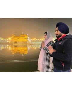 Neeru Bajwa Instagram - ਉਸ ਦਰਬਾਰ ਦੇ ਸਤਿਕਾਰ ਨੂੰ, ਸਜਦਾ-ਏ-ਪਰਵਰਦਿਗਾਰ ਨੂੰ ! ਮਨ ਸਹਿਕਦਾ ਹੋਵੇ ; ਜੇ ਆ ਕੇ ਮਹਿਕਦਾ ਹੋਵੇ ; ਤਾਂ ਸਮਝੋ ਜ਼ਿੰਦਗੀ ਹਾਲੇ ਵੀ ਸੱਚੇ ਮਹਿਰਮਾ ਦੀ ਮੁੰਤਜ਼ਿਰ ਕੁੱਛ ਗਾ ਰਹੀ ਏ ! ਇਲਾਹੀ ਵਜਦ ਦੇ ਪੈਂਡੇ ਇਬਾਦਤ ਨਾਲ਼ ਸਰ ਕਰੀਏ ! ਜੇ ਭਾਗਾਂ ਨਾਲ਼ ਆਏ ਆਂ ਤਾਂ ਕਿਉਂ ਨਾ ਅੰਮ੍ਰਿਤਸਰ ਕਰੀਏ ! ਲਾਸਾਨੀ ਏ, ਨੂਰਾਨੀ ਏ, ਅਲੌਕਿਕ ਏ ਹੱਕ਼ਾਨੀ ਏ ! ਕਿਸੇ ਵਿਸਮਾਦ ਦੀ ਰੰਗਤ ਅੰਬਰ ਤੋਂ ਆ ਰਹੀ ਏ ! ਖ਼ੁਮਾਰੀ ਛਾ ਰਹੀ ਏ, ਸ਼ਬਦ ਵਰਸਾ ਰਹੀ ਏ !! 🙏🏻- ਸਤਿੰਦਰ ਸਰਤਾਜ #goldentemple #SriDarbarSahib #amritsar #blessings