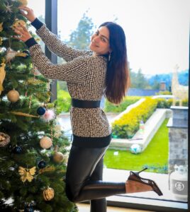 Neeru Bajwa Instagram - ⛄️ Snowman ⛄️ Dec 2 #inatheaternearyou 💕 📸 @jashandeolphoto