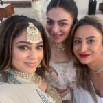 Neeru Bajwa Instagram - #photodump #somany #beautiful #memories @bajwasabrina @rubina.bajwa @vanmysteryman05 @surinderbajwa1 @shinderpal.dhillon @natalia_melwani @romy7669 …. Harry and Sonica matched their outfits in last pick #greatmminds think alike! 💜