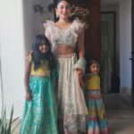 Neeru Bajwa Instagram - #photodump #somany #beautiful #memories @bajwasabrina @rubina.bajwa @vanmysteryman05 @surinderbajwa1 @shinderpal.dhillon @natalia_melwani @romy7669 …. Harry and Sonica matched their outfits in last pick #greatmminds think alike! 💜