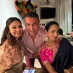Neeru Bajwa Instagram - #photodump #somany #beautiful #memories @bajwasabrina @rubina.bajwa @vanmysteryman05 @surinderbajwa1 @shinderpal.dhillon @natalia_melwani @romy7669 …. Harry and Sonica matched their outfits in last pick #greatmminds think alike! 💜