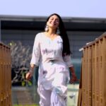 Neeru Bajwa Instagram - April 7!!!!!!! Chal Jindiye cinema chaliye ❤️ Milde ah 7 th April nu in a tbeatre near you! Hasde vasde raho 🙏🏼 we love our slow mo walks! 😂 @ghuggigurpreet @kulwinderbilla @officialjassbajwa @aditidevsharma @officialrupinder_rupi @jagdeepsinghwarring @udaypratapofficial @thite_santosh @harrykahlon19 @harinderkour5 @vehlijantarecords @itskrajofficial