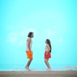 Neha Marda Instagram - Spreading all the रंग with @nehamarda 🧡🤍❤️🤍💙 . Shot & Edit - @akash.yadav7245 @akashyadavcreations . @boscomartis @anilskapoor @varundvn @kiaraaliaadvani @neetu54 @mostlysane @tseries.official @viacom18 @dharmamovies @karanjohar @apoorva1972 @ajit_andhare @tseries.official . #rangisari #akshayjain #nehamarda #trending #reelsinstagram #reel #beach #dancewithakshayjain #dance