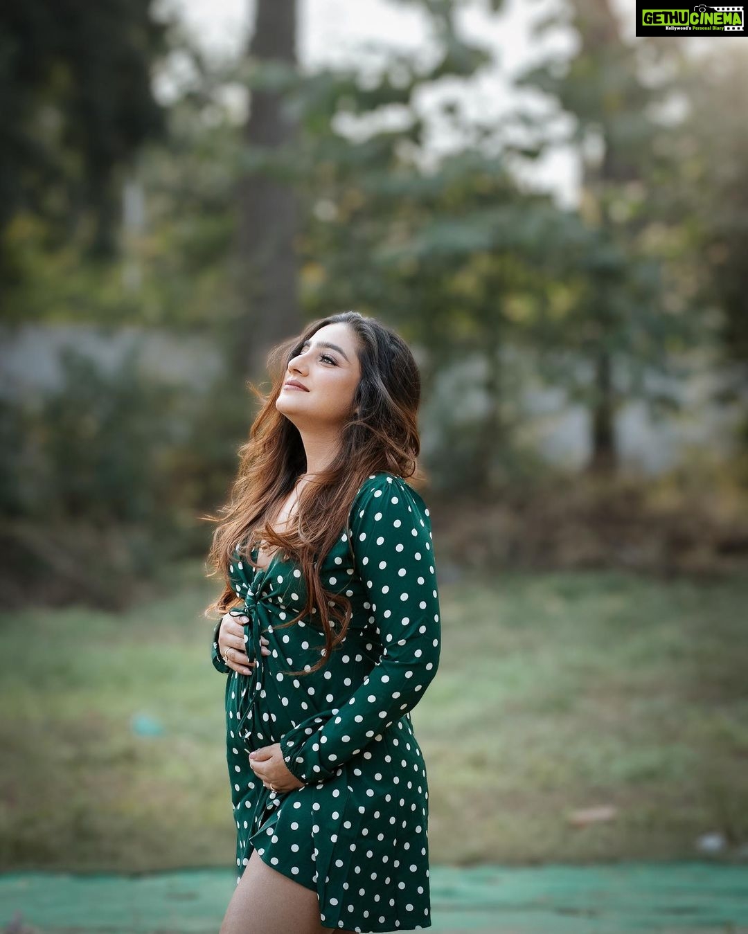 Neha Marda Instagram - In love with a human that I haven't met .. best phase of my life .🤰❤️ . . . . makeup & hair @makeupbysurbhi captured by @photowale.studio edit by @puneetvfx9 #nehamarda #pregnant #preggo #preggers #mommytobe #mommyneha #loveyou
