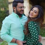 Neha Marda Instagram - #blessedmommy 🤰❤️ @aayushman9 makeup & hair @makeupbysurbhi captured by @photowale.studio edit by @puneetvfx9 #nehamarda #pregnant #pregnancy #mommytobe #preggo #preggers #husbandandwife #blessedwife #reelsinstagram #reels