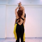 Neha Marda Instagram - Igniting your feed ! 🔥 Dancing With @nehamarda Shot & Edit - @akash.yadav7245 Studio - @akshayjaindancestudio Neha Marda - Wearing : @gymsquad_in Via: @styledbynikinagda @esha_baldota makeup @celebsmakeupbysejal . #arabickuthuchallenge #nehamarda #akshayjain