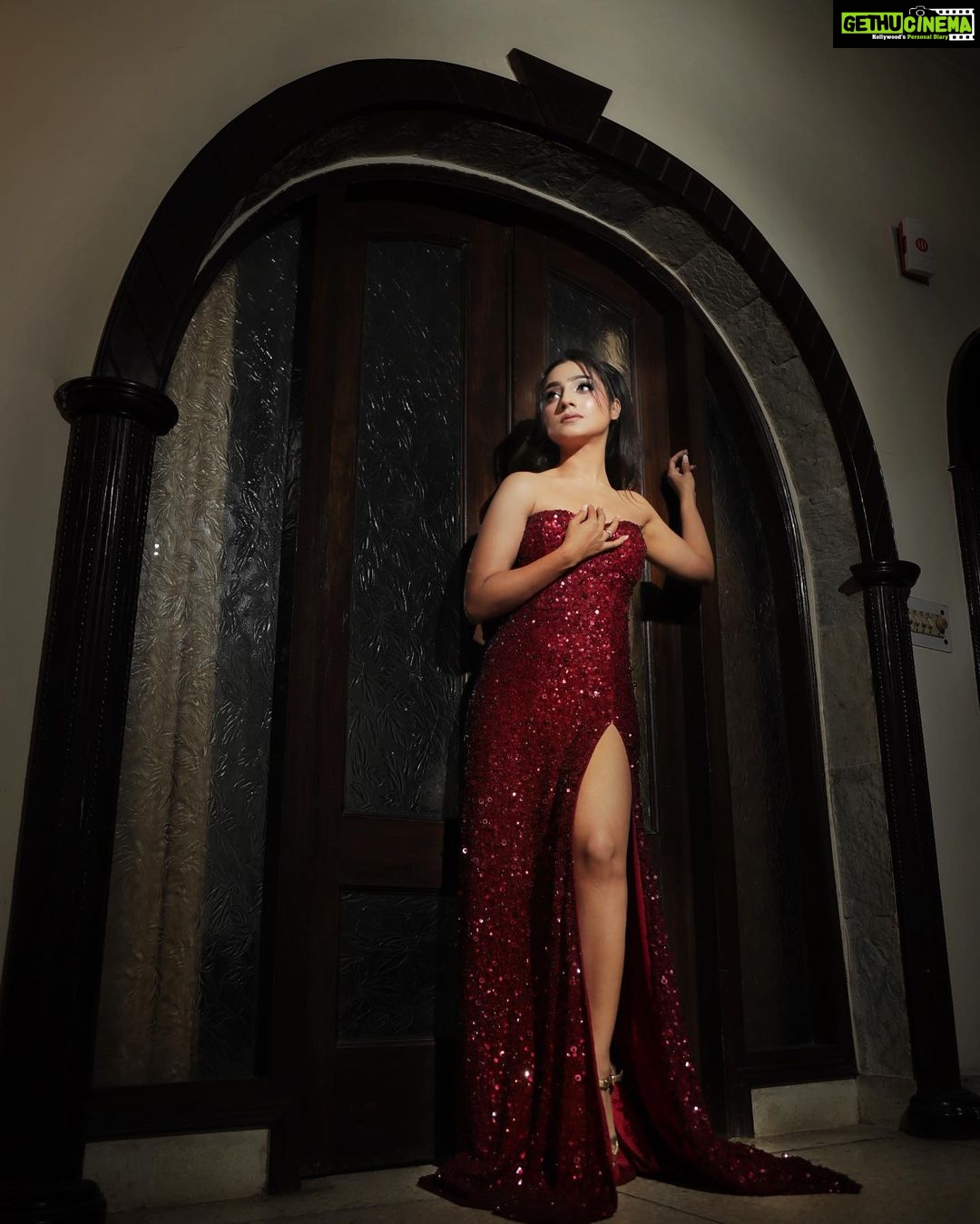 Neha Marda Instagram - where's my Santa ?🎅🏻 #merrychristmas 🎄 . . 👗 @labelambrosiacouture 💄 @m3makeupartistry @marketitupss Delhi, India