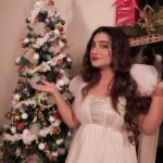 Neha Marda Instagram - Happy new year ❤️🙏 This new all my prayers are for my little one to be healthy , wealthy and divine soul . I can’t think beyond 😊❤️ Photocredit : @photowale.studio Makeup : @makeupbysurbhi Decoaration : @prasad_andco Costume : @viragocouture #nehamarda #newyear2023 #bye2022 #2022 #pregnancy #pregnant #preggo #preggers #preggolife #christmasdecor #christmas
