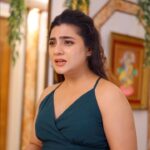 Neha Marda Instagram - Did you lose any of these friends during pregnancy? The one that hurt the most for me, was my taste buds. & Tastebuds came back into my life at 20 weeks thankfully. makeup & hair @ornate2019 reel by @royalshoot.80 #pregnancyreels #funnymoms #funnymomreels #pregnancyhumor #momreels #preggo #pregnancy #pregnancy #pregnant #mommytobe