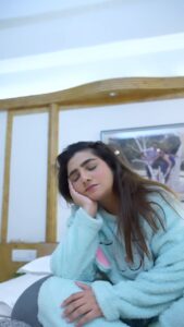 Neha Marda Instagram - One of my biggest challenges in pregnancy was insomnia.
Yes, many moms-to-be face trouble sleeping when growing a baby in their uterus .
These tips can be used for general sleeping trouble too.
1. Cut out caffeinated drinks like soda, tea, coffee from your diet as much as possible, especially after evening.
2. Keep your phone away at least 30 mins before you go to bed.
3. Try to go to bed and wake up at the same time each day.
4. Avoid drinking a lot of fluids or eating a full meal just before going to bed If nausea keeps you up, try eating a few salted biscuits before you go to bed.
5. Avoid exercise right before you go to bed. Instead, do something relaxing, like reading a book or having a warm, caffeine-free drink.
6. Do light stretching of calf muscles before sleeping to keep leg cramps at bay. Also, make sure that you’re getting enough calcium and magnesium in your diet.
7. Take a yoga class or learn other relaxation techniques to help you unwind after a busy day.
8. If fear and anxiety about child birth keeps you awake, consider enrolling in a childbirth class or parenting class. Consider joining online pregnancy groups.The company of other pregnant women helps.

😴 What If you Still Can’t Sleep? 😴

Of course, there will be times when you just can’t sleep.
Instead of tossing and turning, get up and do something calming, like read a book, listen to music, or browse a magazine, no gadgets though. Eventually, you’ll probably feel tired enough to get back to sleep.
And if possible, take short naps (30-60 minutes) during the day. Naps can help you have energy to get through the day and give your body the rest it needs.

Do share it with a pregnant woman, or on your stories.

Save it if you are planning pregnancy.
Did you have trouble sleeping when pregnant?

#pregnancy #pregnant #motherhood #maternity #momtobe #mumtobe #mommytobe #pregnancyjourney #pregnancylife #mumlife #babyontheway #expectingmomma #babybump #pregnancyreels #insomnia #sleepingissues #pregnancyproblems #pregnancyissues 

makeup & hair @nahidfatima20
@makeupby_sarwat
Videography  @travelwithsingh_03
executed by @sradventures01