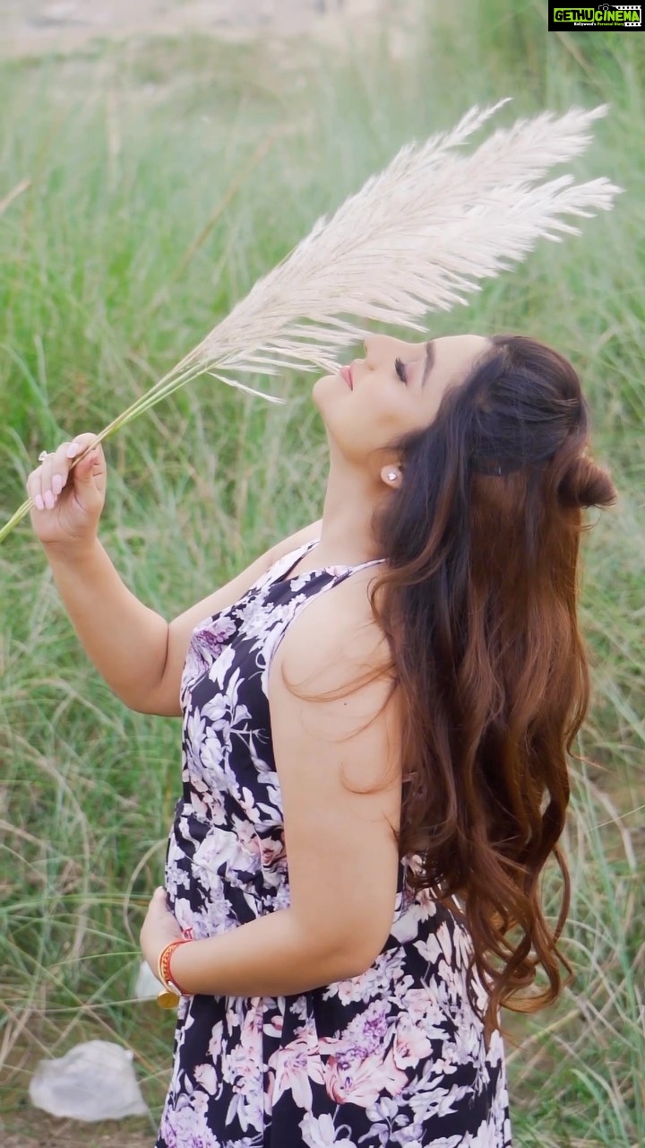 Neha Marda Instagram - Meri jaan is growing inside me❤️ . . makeup & hair @makeupbysurbhi captured by @photowale.studio edit by @puneetvfx9 #nehamarda #mommytobe #merijaan #maanmerijaan #pregnancy #pregnant #preggo #preggers #preggolife