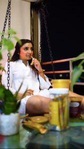 Neha Marda Instagram - Call it pregnancy cravings or moodswings i just love this phase ..
Sillly , goofy , happpy just keeping the both of us happyy that's what matters the most in this journey ..! This phase is to spoil myself , be happy and do whatever i wish .. ❤️🤰

Makeup & hair  @nahidfatima20
@makeupby_sarwat
Videography  @travelwithsingh_03 @sniper_photography_In
executed by_ @sradventures01 

#nehamarda #pregnancy #pregnancyjourney #pregnancydiary #preggers #mommytobe #preggo #pregnancylife #pregnantcravings