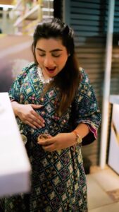Neha Marda Instagram - This is pure love for PREGNANCY ❤️
U can cheat somtimes but not everyday even in pregnancy . 
Stay healthy and eat healthy 🙏

p.s. I'm blessed to have pani puri stalll next to my flat 🤭😛

makeup & hair @nahidfatima20
@makeupby_sarwat
Videography  @travelwithsingh_03
executed by @sradventures

#nehamarda #pregnancy #pregnancytips #pregnancycravings #preggers #preggobelly #pregnant #reelinstagram  #tuaaja #mommytobe #pregnancydiary