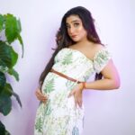 Neha Marda Instagram – Be comfortable and stylish at the same time during Pregnancy. 
Don’t compromise your look.

These are the one of the dress styles to hide your BABY BUMP 🤰

1. A- line dresses !!
These are the perfect to hide your baby bump specially in the later pregnancy stage.

2. Empire waist dresses !!
It fits arounds the waist and flows over your bump making it less visible .

Don’t forget to mention your suggestions in comment box . ❤️

Makeup & hair @nahidfatima20 
@makeupby_sarwat
Videography _ @travelwithsingh_03 @sniper_photography_In
executed by @sradventures01 

#nehamarda #pregnant #momtobe #ootd #pregnancy #babybumplove #babyreels #preggo #preggers #preggerslife #mommytobe #levitating #levitatingxwohladkijo