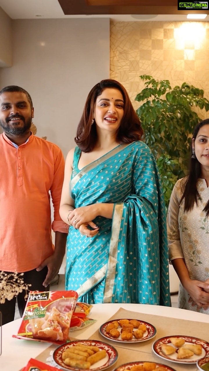 Neha Pendse Instagram - When Ganpati arrives, so do friends. Now, do I spend more time in the kitchen, or spend more time with them? Thankfully, I have McCain in my freezer so I don't have to make that choice. They get their mouth watering snacks and I get all the credit- in just 3 minutes! Freezer mein McCain, toh Ganapati Bappa Morya! #McCain #McCainFoods #FreezerMeinMcCainTastyFunAgain #FreezerMeinMcCainUnlimitedFunAgain #MccainKaFunGanpatiKeSang #GanpatiBappaMorya #Ganpati2022