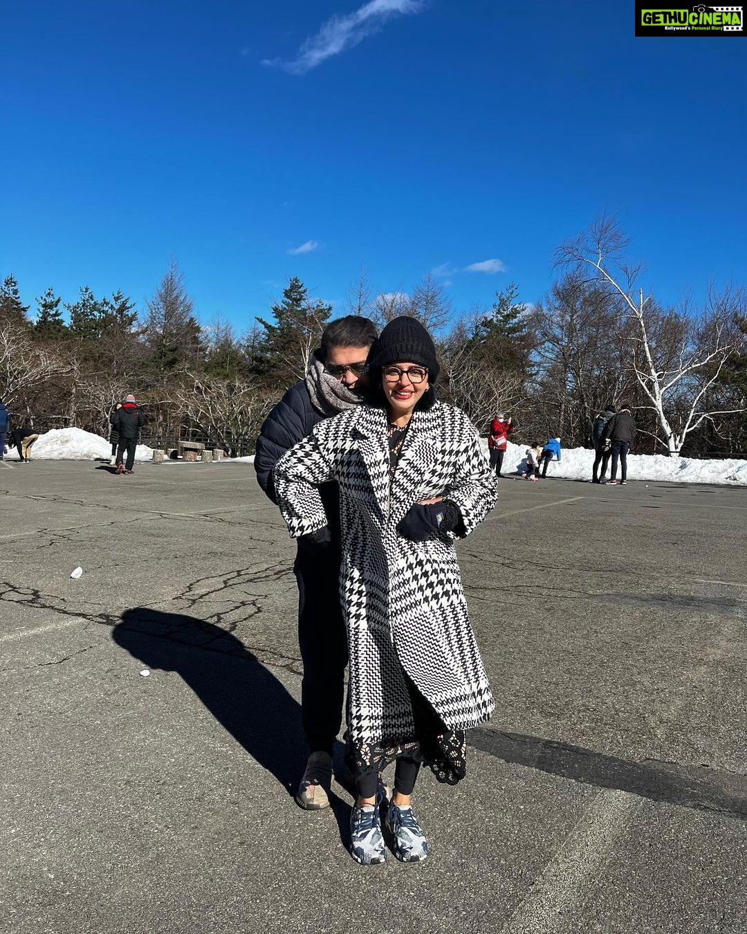 Neha Pendse Instagram - He: hahahah itโs too cold she:hahahaha lekin photo toh lengay he: hahahaaa bahut ho gaya Fuji mountain she: haha yehi se dil khush ho gaya, upar kya rakha hai ๐ #japan #mtFuji #freakingcold