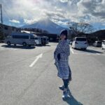 Neha Pendse Instagram - He: hahahah it’s too cold she:hahahaha lekin photo toh lengay he: hahahaaa bahut ho gaya Fuji mountain she: haha yehi se dil khush ho gaya, upar kya rakha hai 😂 #japan #mtFuji #freakingcold