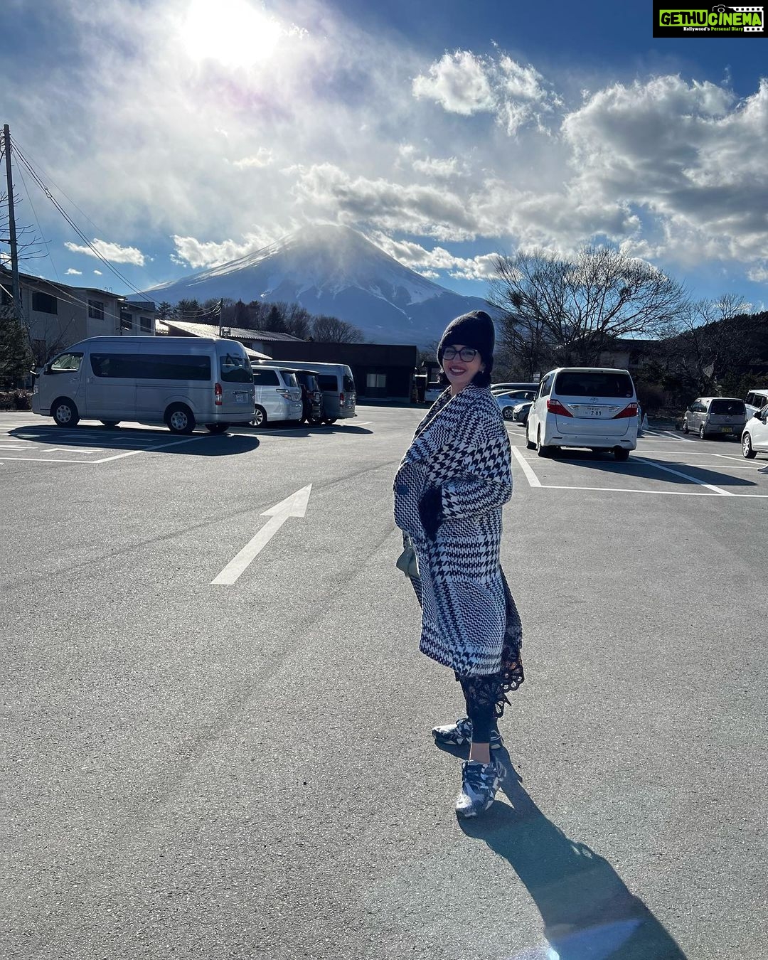 Neha Pendse Instagram - He: hahahah itโs too cold she:hahahaha lekin photo toh lengay he: hahahaaa bahut ho gaya Fuji mountain she: haha yehi se dil khush ho gaya, upar kya rakha hai ๐ #japan #mtFuji #freakingcold