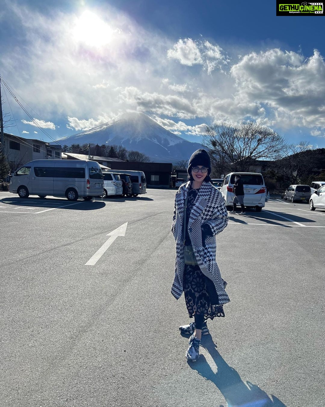 Neha Pendse Instagram - He: hahahah itโs too cold she:hahahaha lekin photo toh lengay he: hahahaaa bahut ho gaya Fuji mountain she: haha yehi se dil khush ho gaya, upar kya rakha hai ๐ #japan #mtFuji #freakingcold