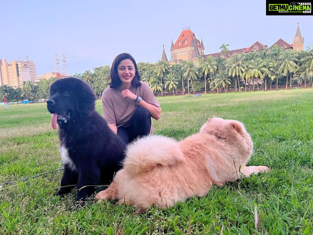 Neha Pendse Instagram - Who knew this would be therapeutic to me and my kids ?? Sunday well spent. #doggo #mommy #duties Oval Maidan.