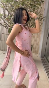 Neha Pendse Instagram - I loveeeeee to post reels 😆🎯
#dance #marathisong