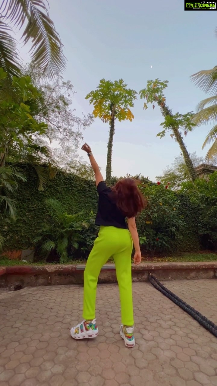 Neha Pendse Instagram - Glad we agreed to this as cardio @pradeepbhatia Hosla afzahi 🤣by @jesse_lever