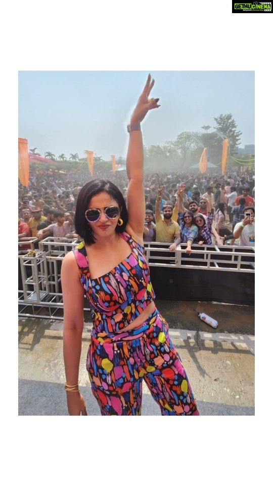 Neha Pendse Instagram - And that's @nehhapendse rounding up the #Holi fervour in #Pune with her dance moves! No wonder we felt like grooving to #BalamPichkari . . #nehhapendse #holi #HappyHoli #festivalofcolours #actress
