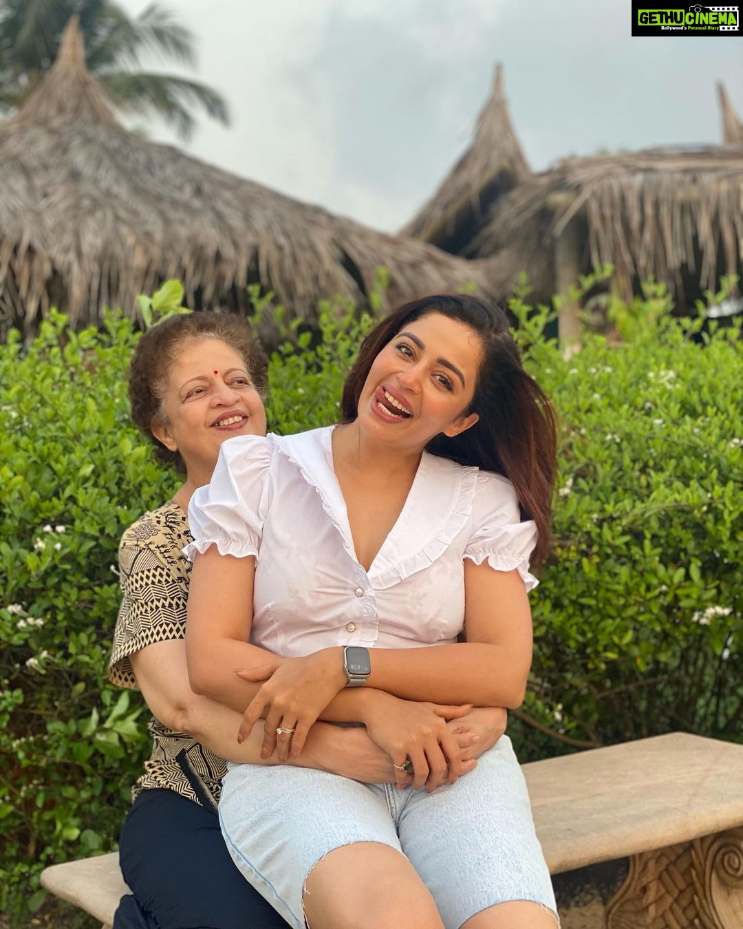 Neha Pendse - 79.9K Likes - Throwback Thursday with my constant. Come rain or shine this woman ain’t leaving my side 🖤