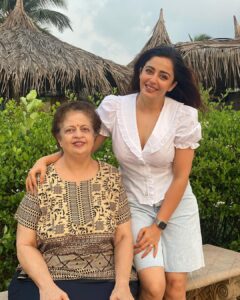 Neha Pendse Instagram - Throwback Thursday with my constant. Come rain or shine this woman ain’t leaving my side 🖤