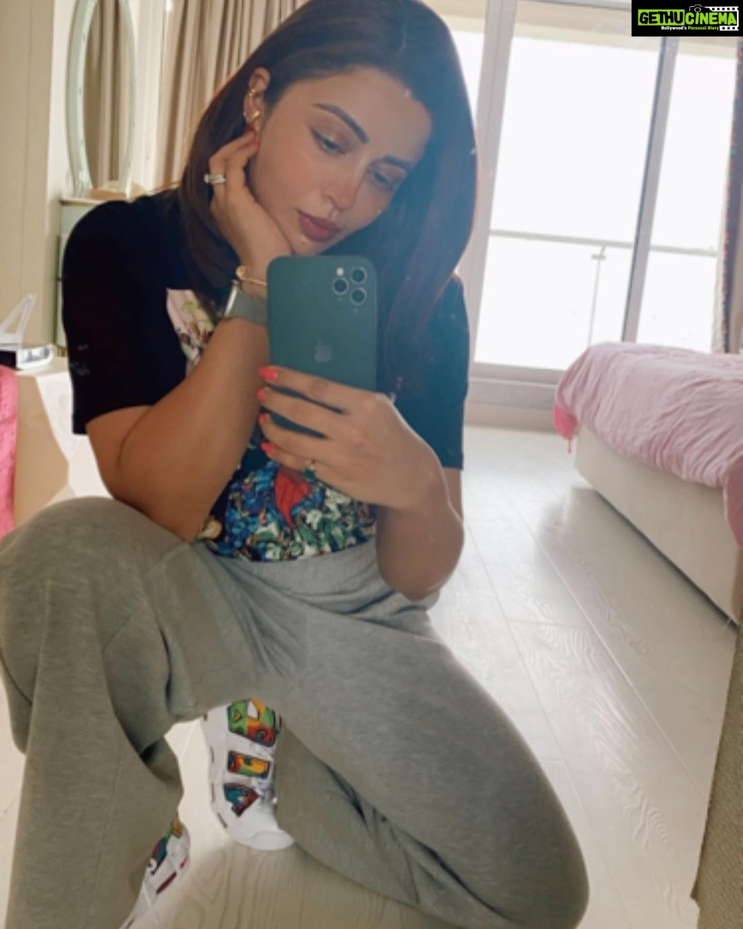 Neha Pendse Instagram - Every decade u live is gonna demand a different you. If ur ideologies are not growing or evolving with ur growing decade. One can be lost or feel empty or lack motivation. It was fun to connect with a dear friend after long and this was our take away from that convo βπ»